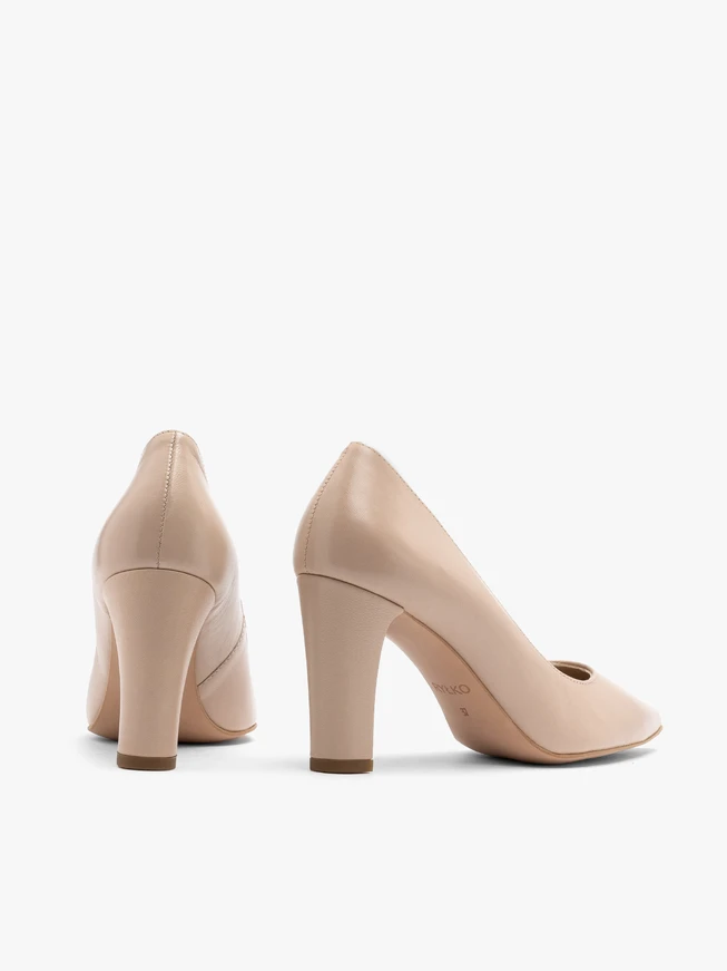 Beigefarbene Pumps mit klobigem Stilettoabsatz