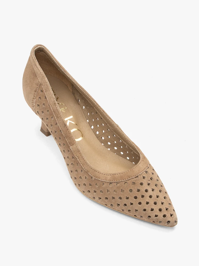 Hellbraune Pumps mit Perforationen