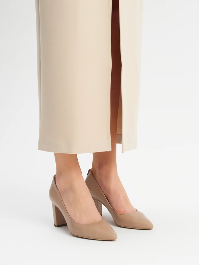 Beigefarbene Pumps mit Stiletto-Absatz