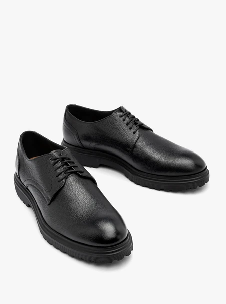 Schwarze Halbschuhe für Männer mit hellem Boden