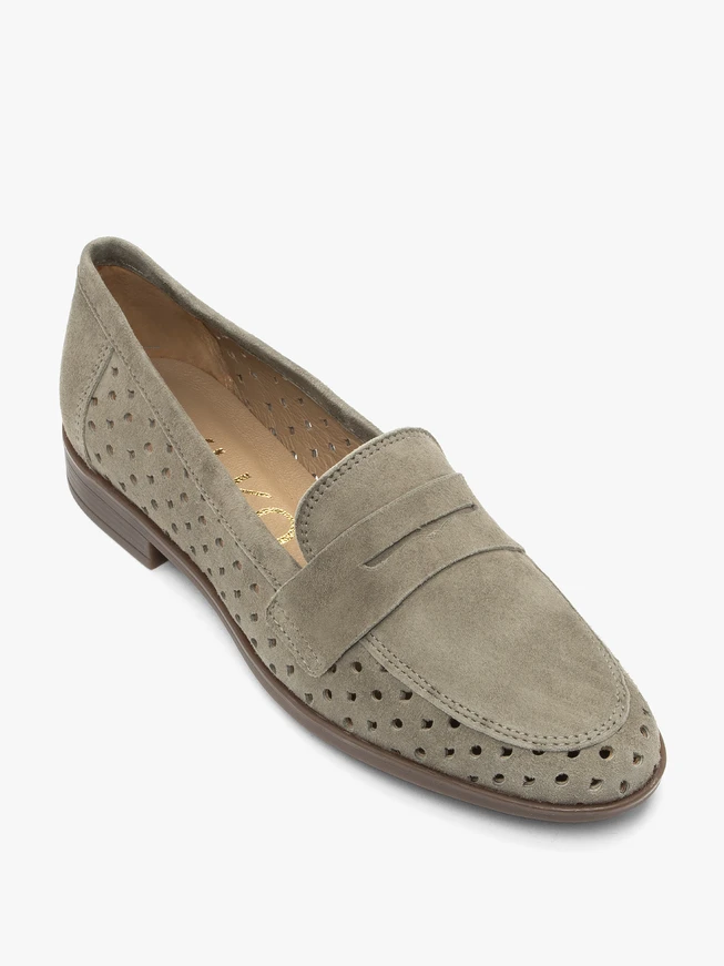 Mokassins in Olive mit Perforationen