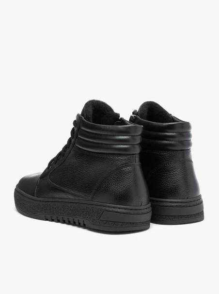Schwarz genarbte Lederstiefel