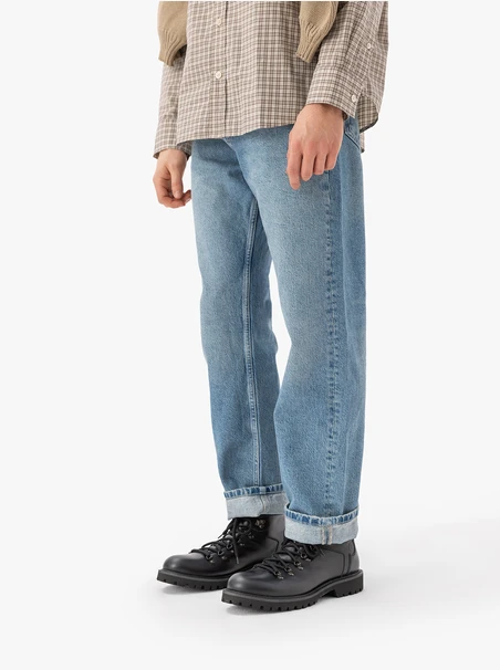Schwarzer isolierter Vollnarbenlederstiefel