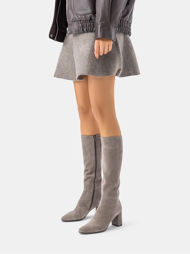 Graue Stiefel mit schmalem Schaft