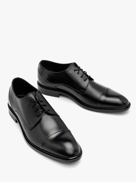 Schwarze Halbstiefel mit dekorativer Zehenkappe