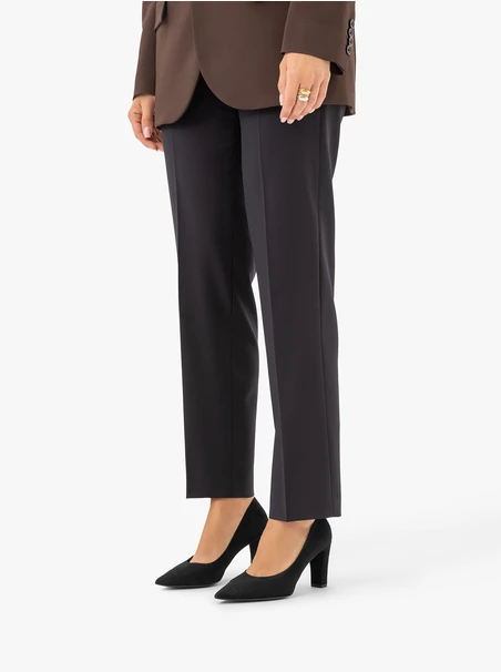 Schwarze Pumps mit klobigem Stilettoabsatz
