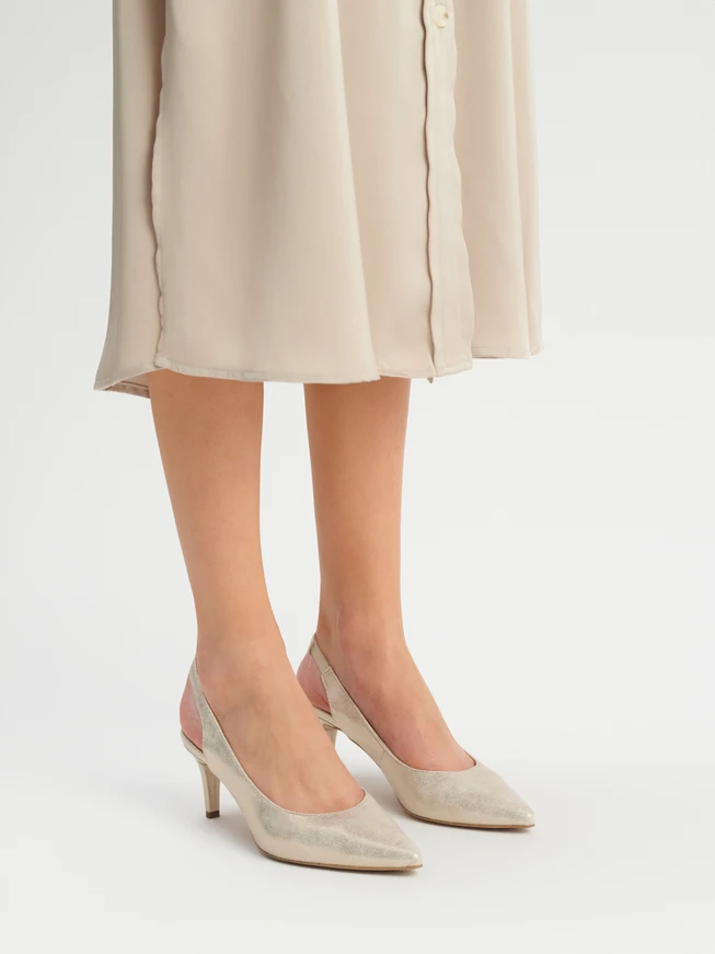 Platynowe czółenka typu slingback na szpilce
