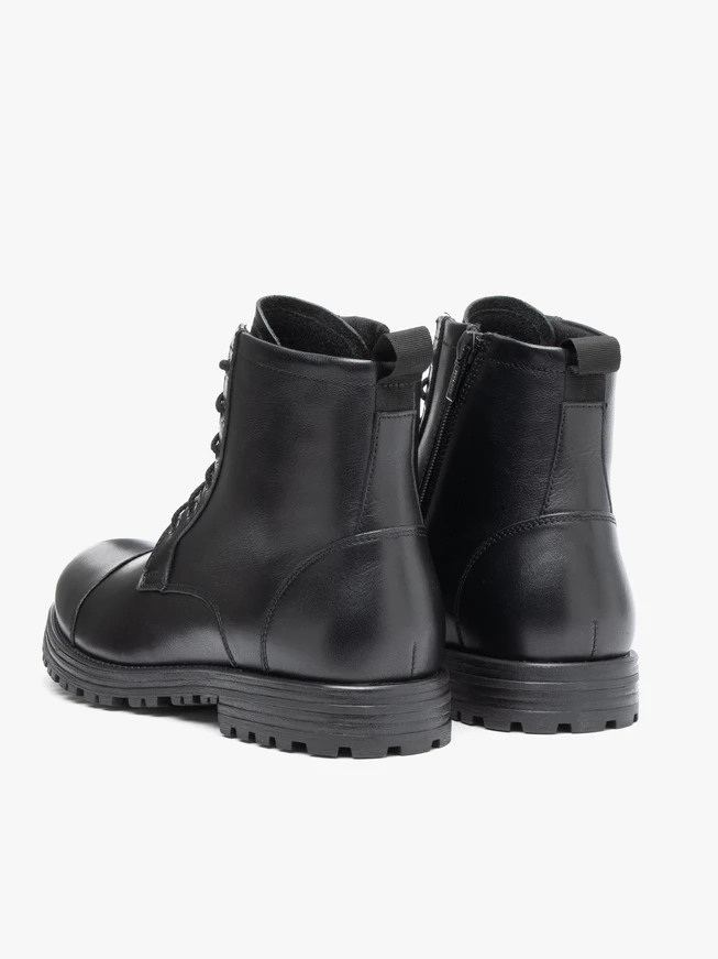 Schwarzer isolierter Vollnarbenlederstiefel