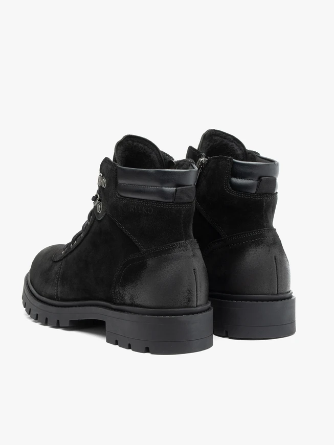 Schwarze isolierte Stiefel