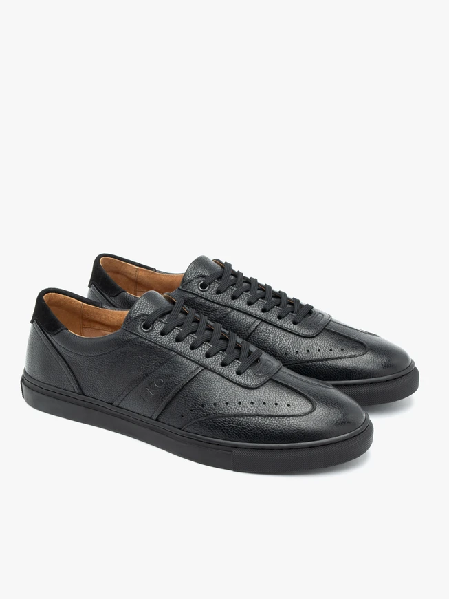Schwarze Sporthalbschuhe mit weißer Sohle