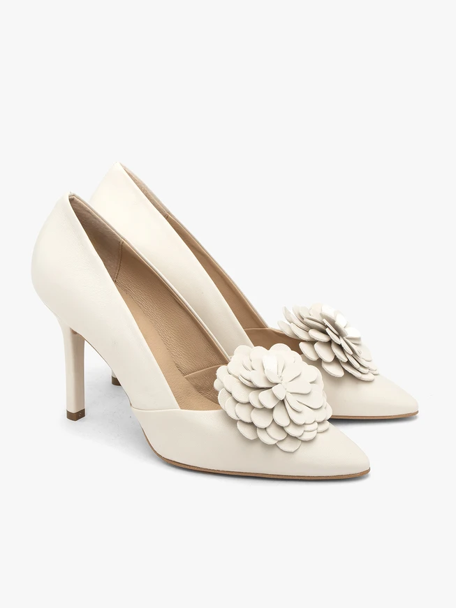 Cremefarbene Hochzeitspumps mit Blumen