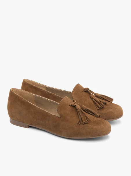 Braune Mokassins mit einer Clutch