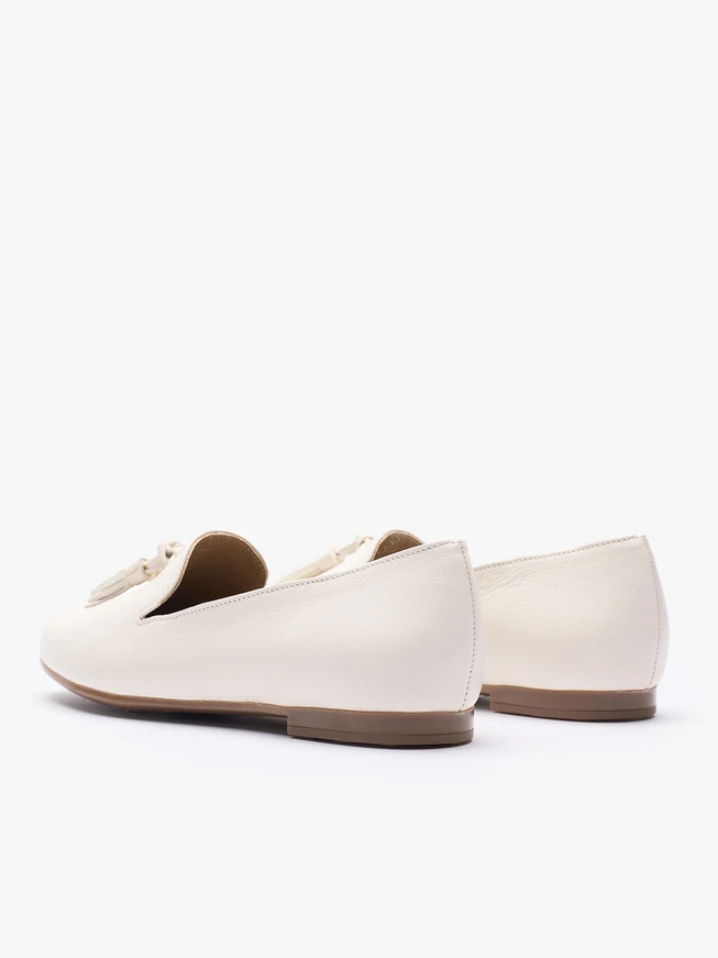 Cremefarbene Mokassins mit einer Clutch
