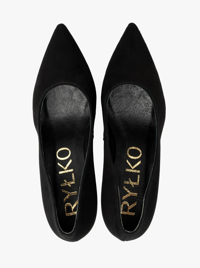 Black pumps on a thick stiletto heel