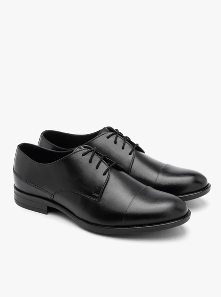Schwarze Halbstiefel mit dekorativer Zehenkappe