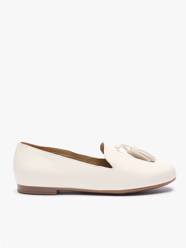 Cremefarbene Mokassins mit einer Clutch