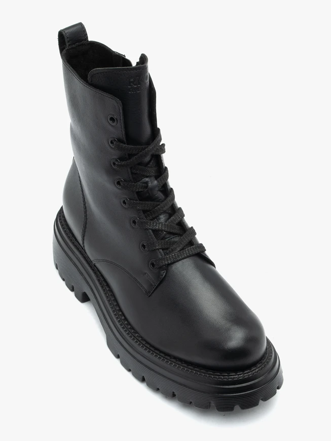 Schwarz genarbte Lederstiefel