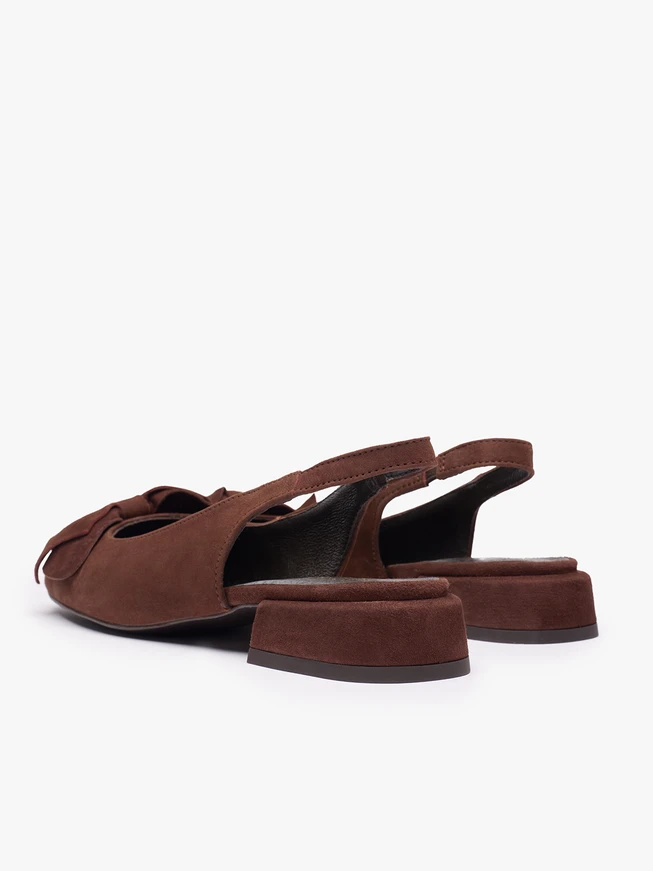 Braune absatzlose Pumps mit Schleife