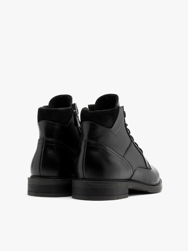 Schwarze Herrenstiefel mit Ziernähten auf dem Schaft