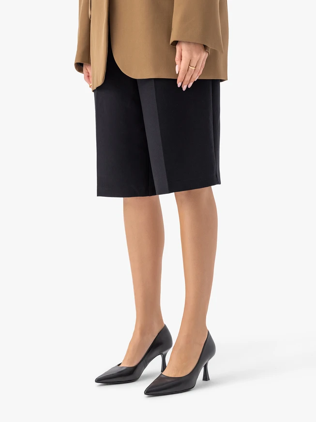 Schwarze Pumps mit Flare-Absatz