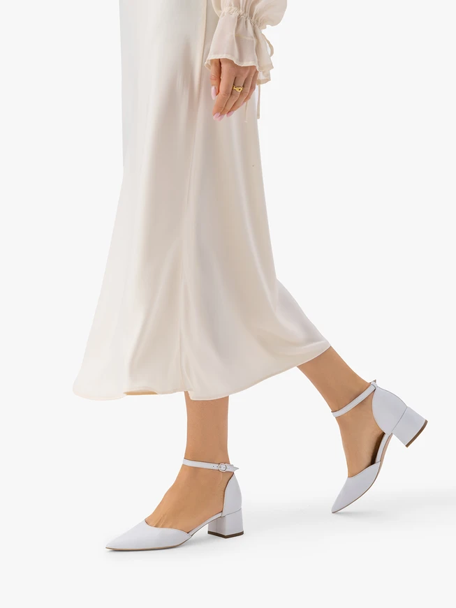 Weiße Stiletto-Pumps für die Braut