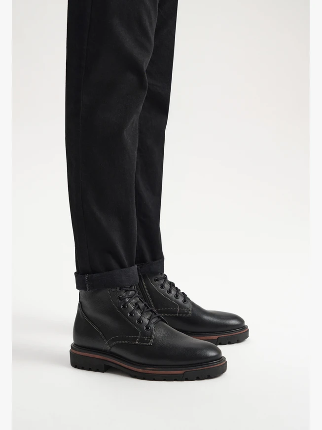 Schwarze Herrenstiefel mit braunem Einsatz an der Unterseite