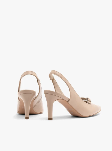 Beżowe czółenka typu slingback z ozdobnym paskiem