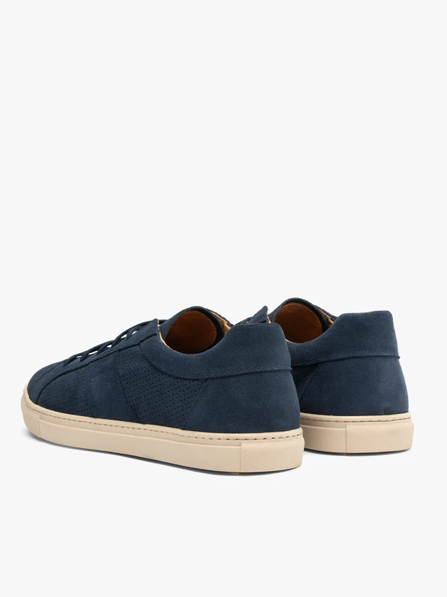 Marineblaue Sportschuhe mit Perforationen