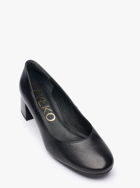 Schwarze klassische Pumps aus genarbtem Leder