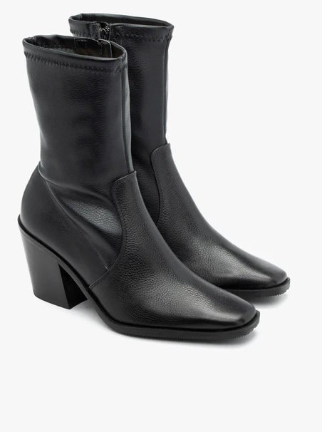Schwarzer höherer Stiefel mit elastischem Schaft