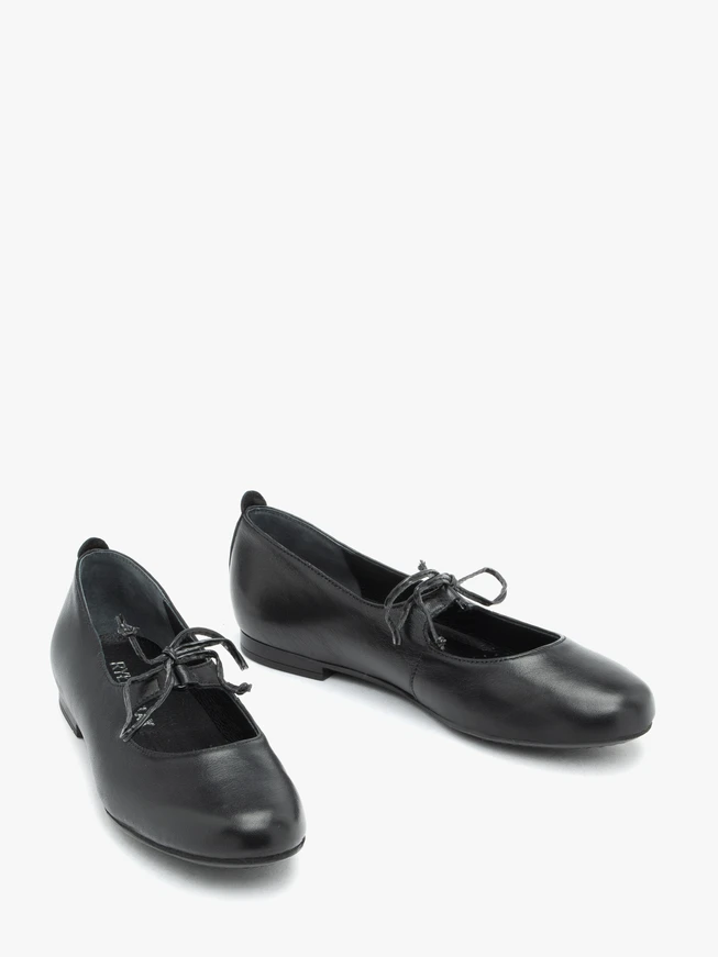 Schwarze Ballerinas mit Schnürung