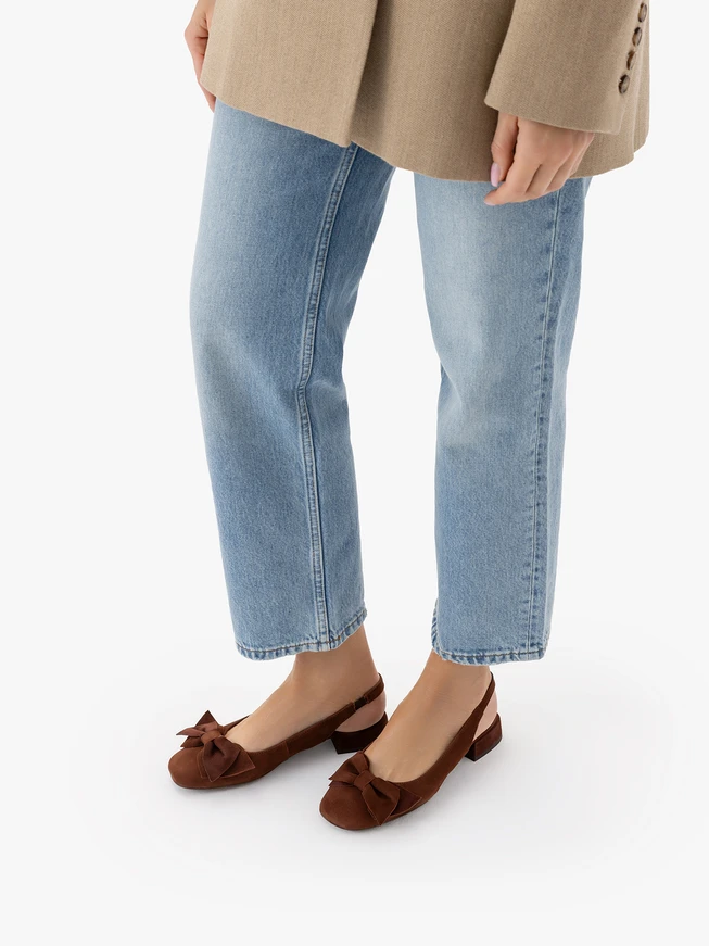 Braune absatzlose Pumps mit Schleife