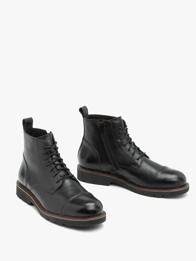 Schwarzer isolierter Vollnarbenlederstiefel