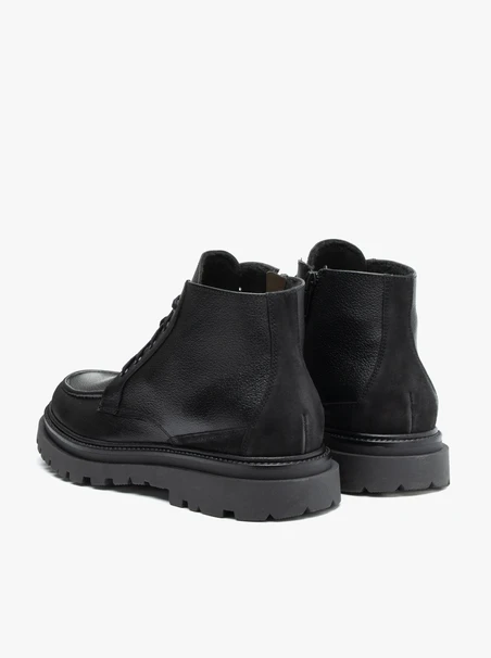 Schwarz genarbte Lederstiefel