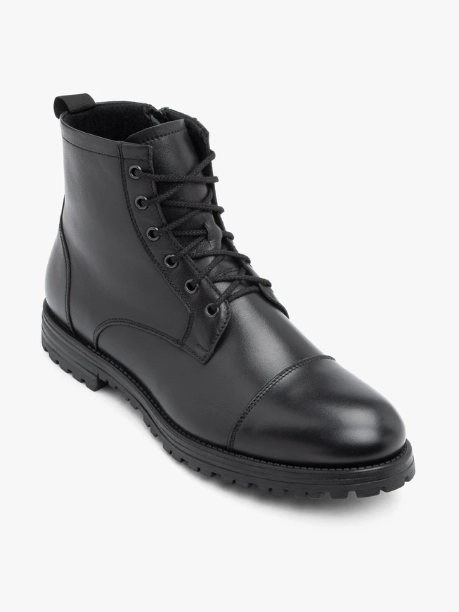 Schwarzer isolierter Vollnarbenlederstiefel