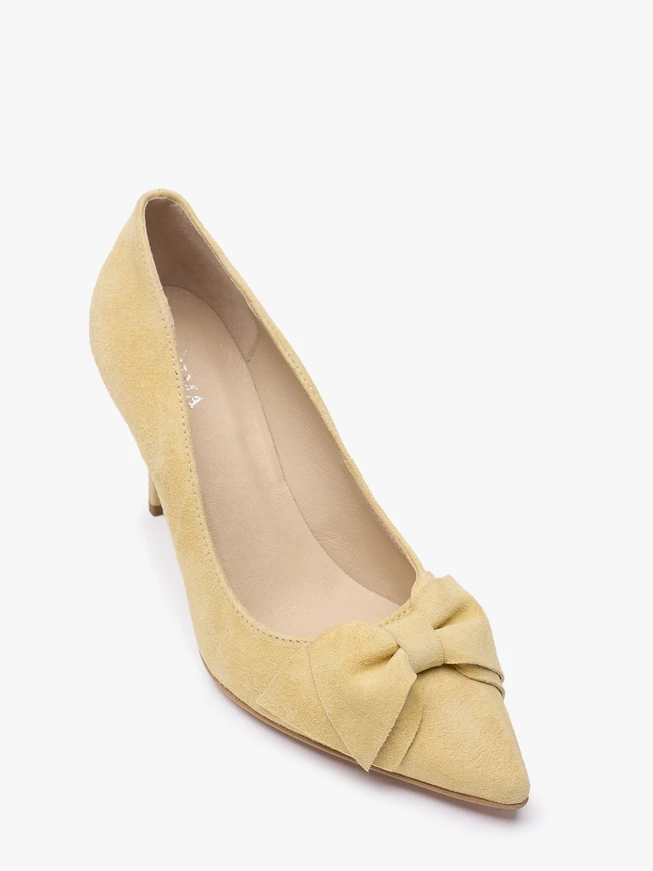 Leuchtend gelbe Pumps mit Schleife und Stilettoabsatz