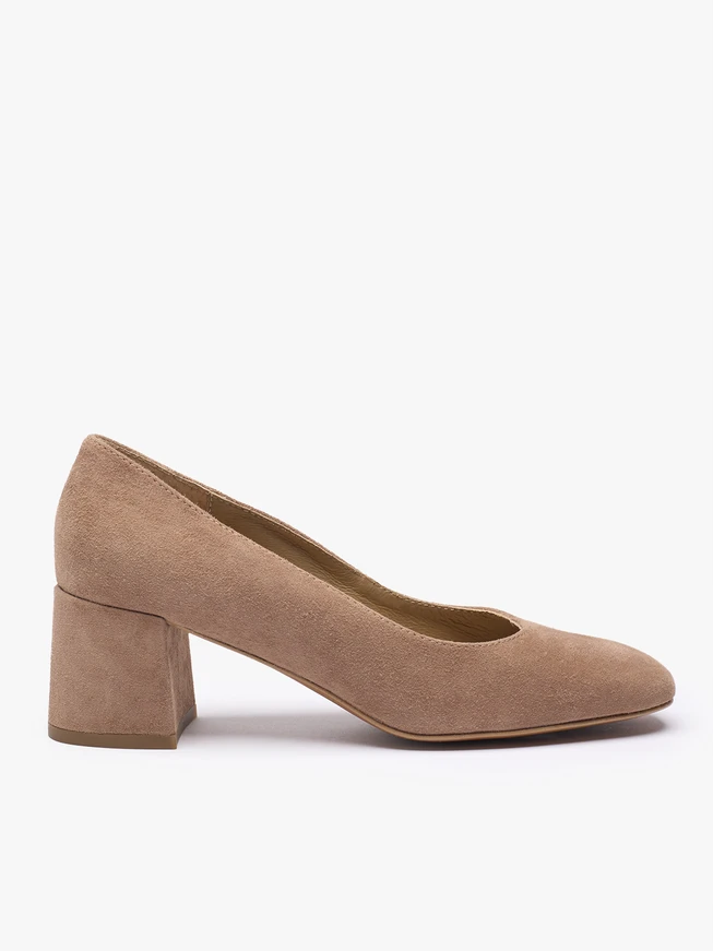 Hellbraune Pumps aus Veloursleder