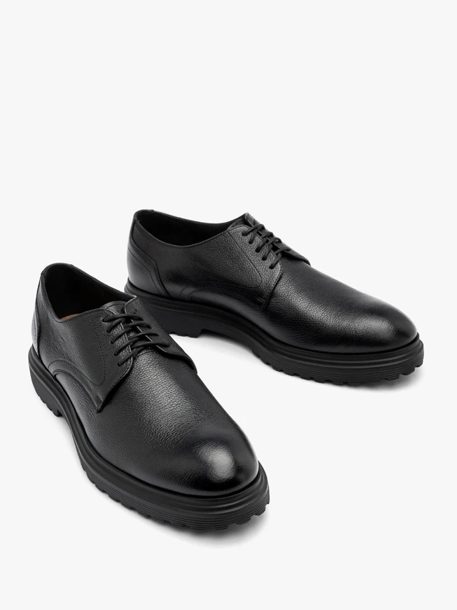 Schwarze Halbschuhe für Männer mit hellem Boden