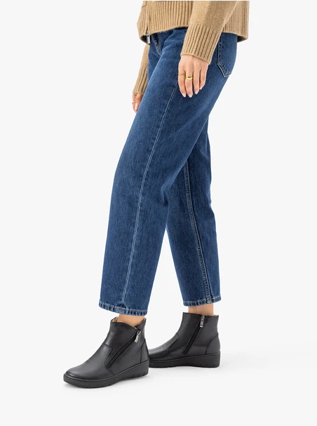 Isolierte Stiefel aus schwarzem Schafsleder
