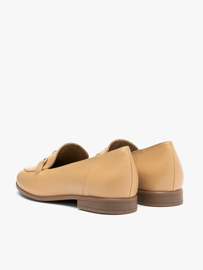 Mokassins aus genarbtem Leder in Beige