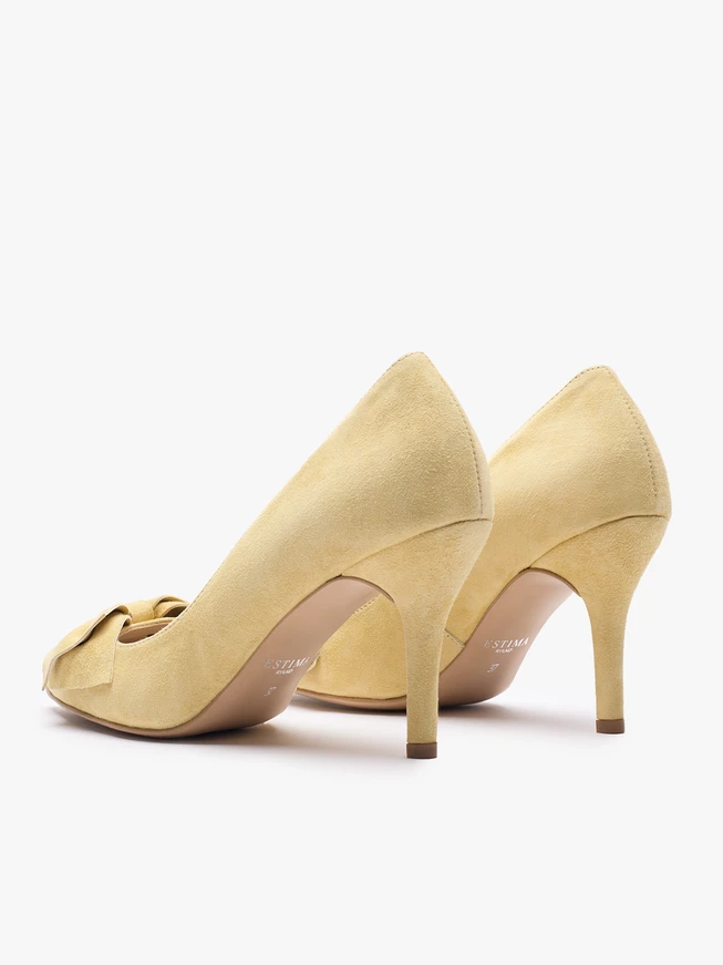 Leuchtend gelbe Pumps mit Schleife und Stilettoabsatz