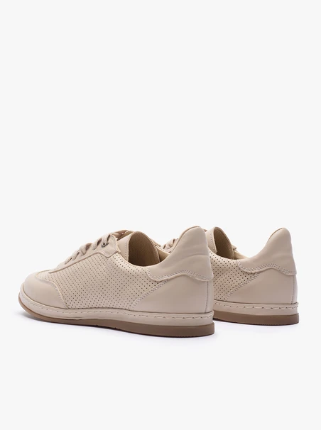 Beige Turnschuhe mit Perforationen