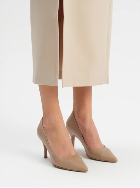 Beigefarbene Stiletto-Pumps