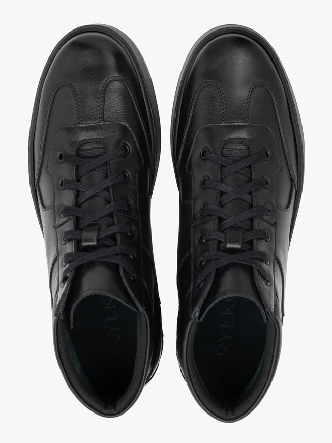 Schwarze Sportschuhe