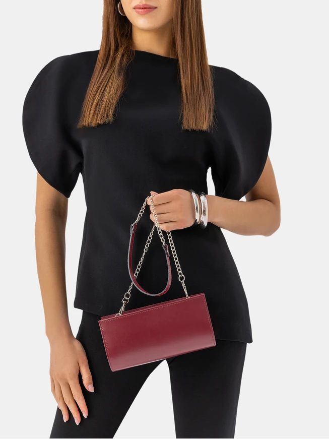 Kastanienbraune längliche Ketten-Clutch-Tasche