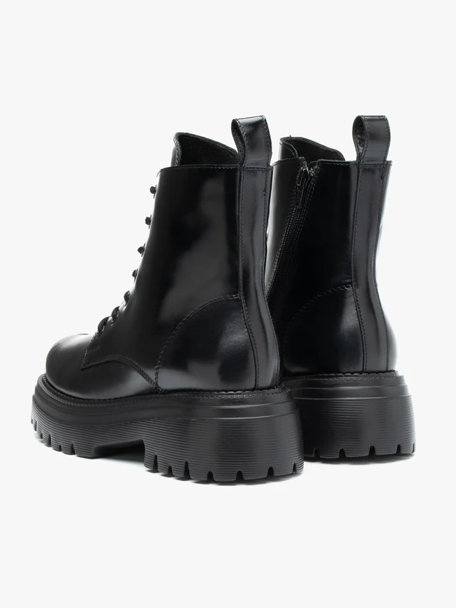 Schwarz genarbte Lederstiefel