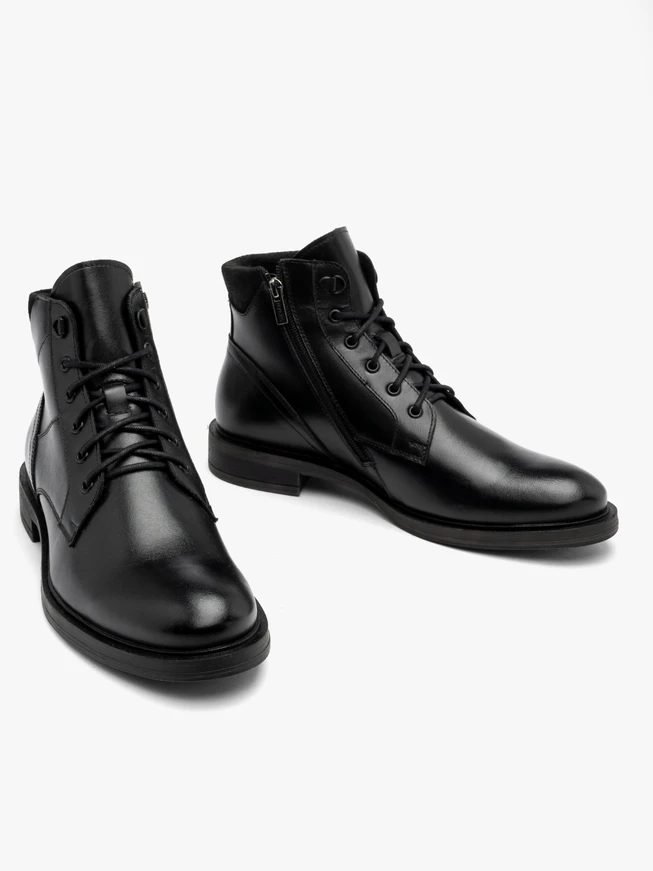 Schwarze Herrenstiefel mit Ziernähten auf dem Schaft