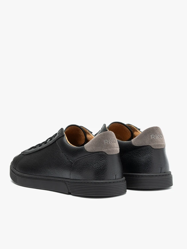 Schwarze Sportschuhe mit grauen Elementen