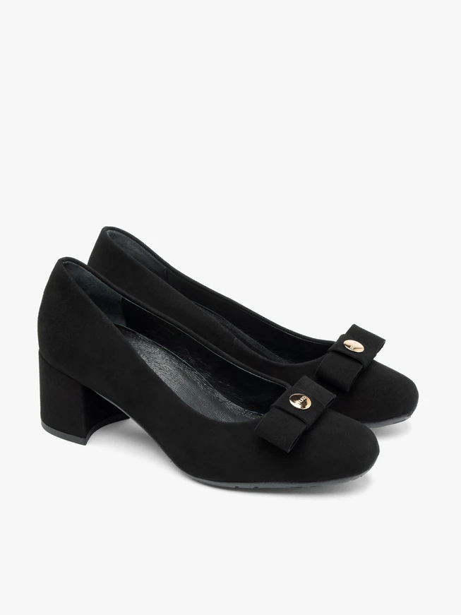 Schwarze Pumps mit Absatz