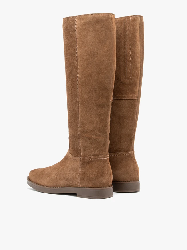 Braune Stiefel mit schmalem Schaft